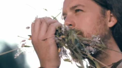 ALMUT 2610 vloerlamp, hooi met rode rozenblaadjes