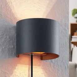 Arcchio wandlamp Zuzana, rond, zwart, stekker, 13 cm