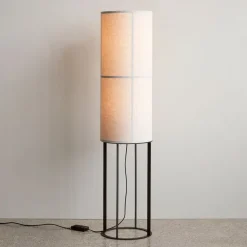 Audo Hashira vloerlamp met metalen voet, naturel