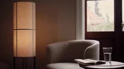 Audo Hashira vloerlamp met metalen voet, naturel