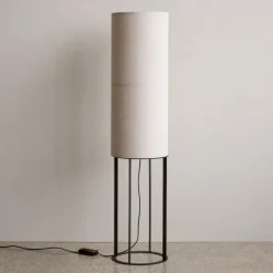 Audo Hashira vloerlamp met metalen voet, naturel