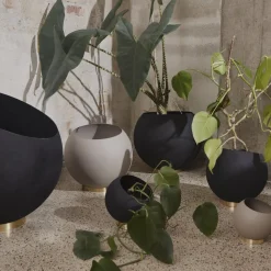 AYTM Globe bloempot, Ø 43 cm, zwart, aluminium, staal