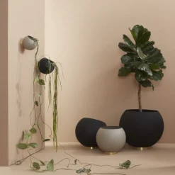 AYTM Globe bloempot, Ø 43 cm, zwart, aluminium, staal