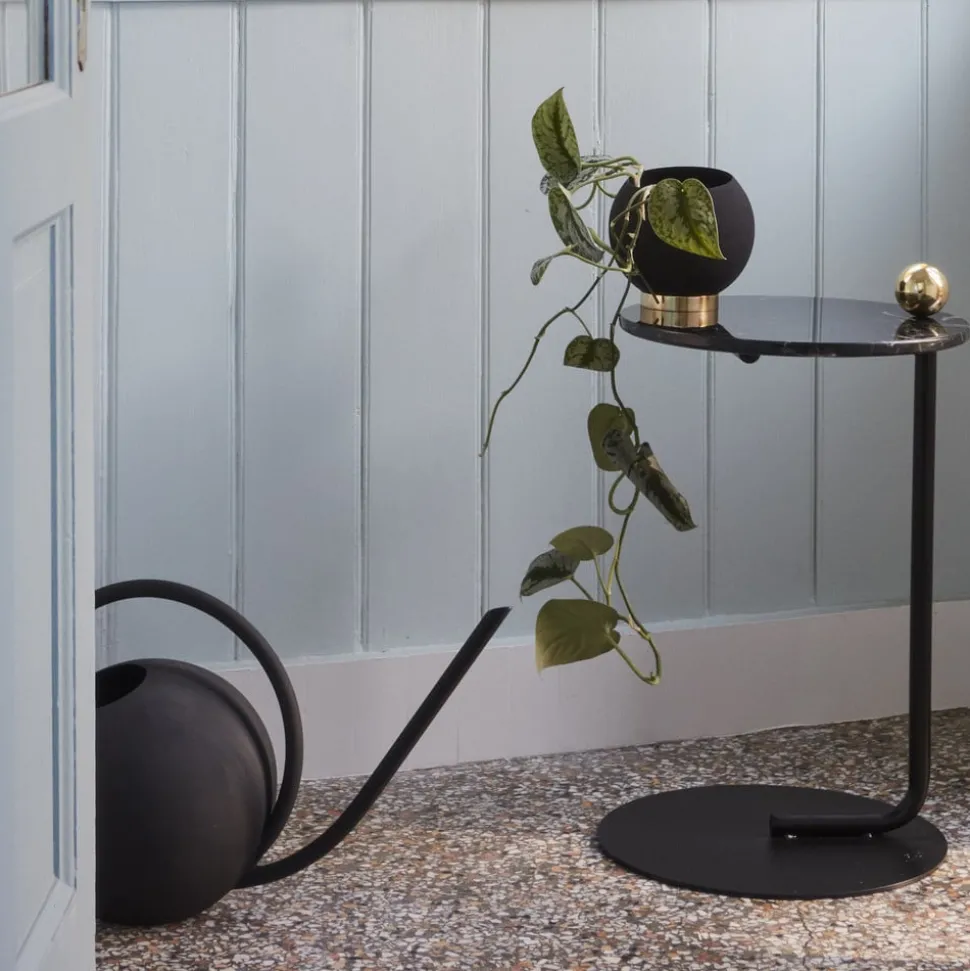 AYTM Globe bloempot, Ø 17 cm, zwart, aluminium, staal