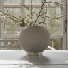 AYTM Globe bloempot, Ø 17 cm, grijsbruin, aluminium, staal