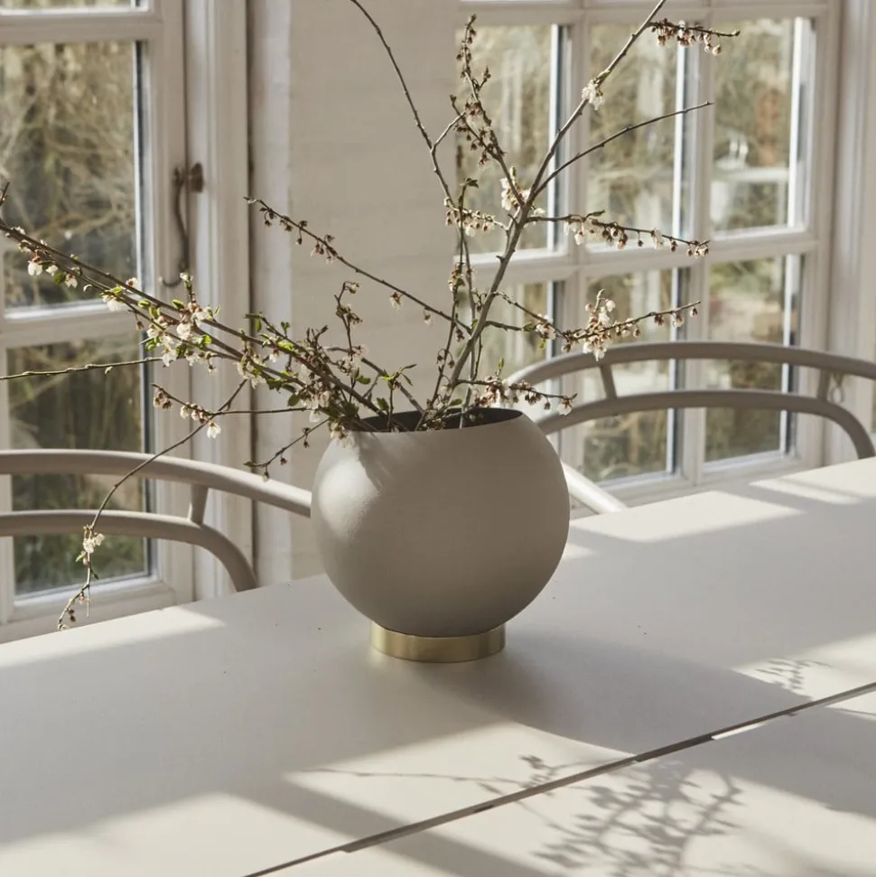 AYTM Globe bloempot, Ø 17 cm, grijsbruin, aluminium, staal