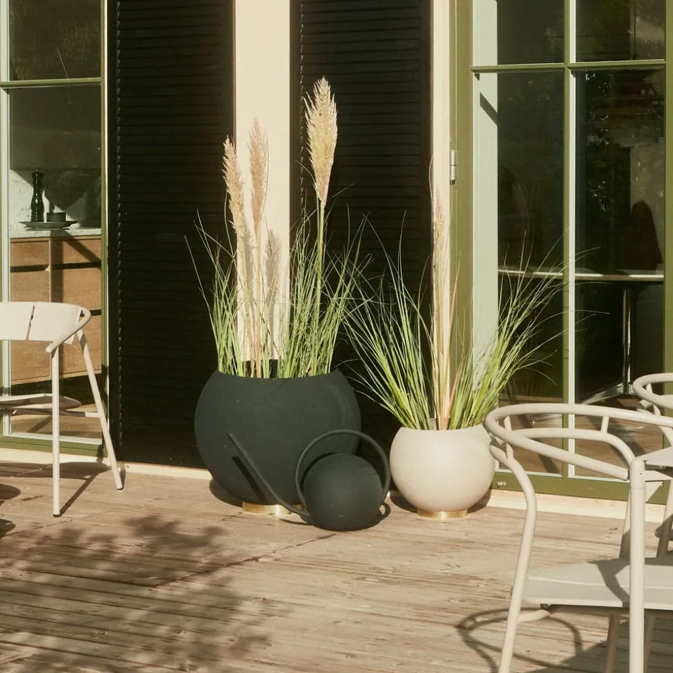 AYTM Globe bloempot, Ø 60 cm, zwart, aluminium, staal