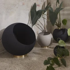 AYTM Globe bloempot, Ø 60 cm, zwart, aluminium, staal