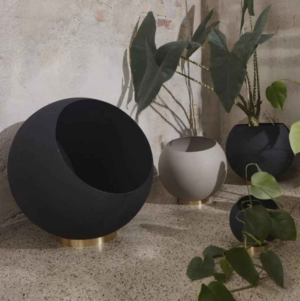 AYTM Globe bloempot, Ø 60 cm, zwart, aluminium, staal