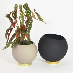 AYTM Globe bloempot, Ø 21 cm, zwart, aluminium, staal