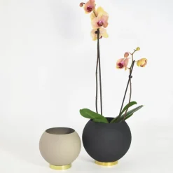 AYTM Globe bloempot, Ø 21 cm, zwart, aluminium, staal