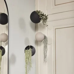 AYTM Globe bloempot, hangend, Ø 17 cm, zwart, aluminium