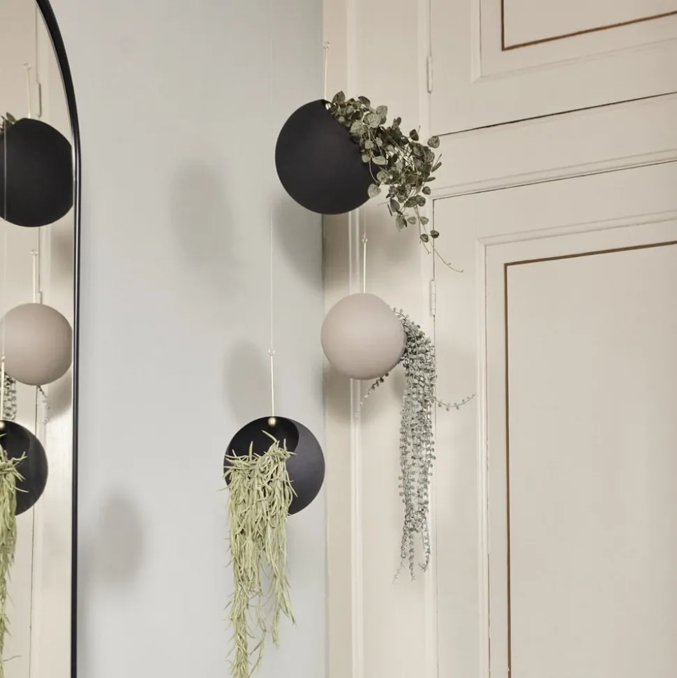 AYTM Globe bloempot, hangend, Ø 17 cm, zwart, aluminium