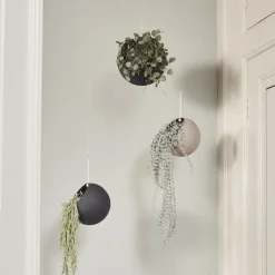 AYTM Globe bloempot, hangend, Ø 17 cm, grijs, aluminium