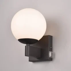 Badkamerwandlamp Kula, glazen kap, IP44, zwart
