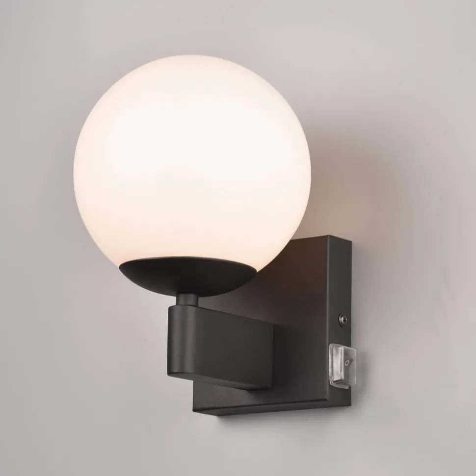 Badkamerwandlamp Kula, glazen kap, IP44, zwart