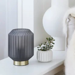 Beacon tafellamp Clancy, rookgrijze glazen kap, hoogte 17 cm