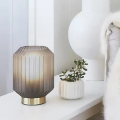 Beacon tafellamp Clancy, rookgrijze glazen kap, hoogte 17 cm