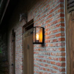 Buitenwandlamp Flair, kap centraal, houtoptiek