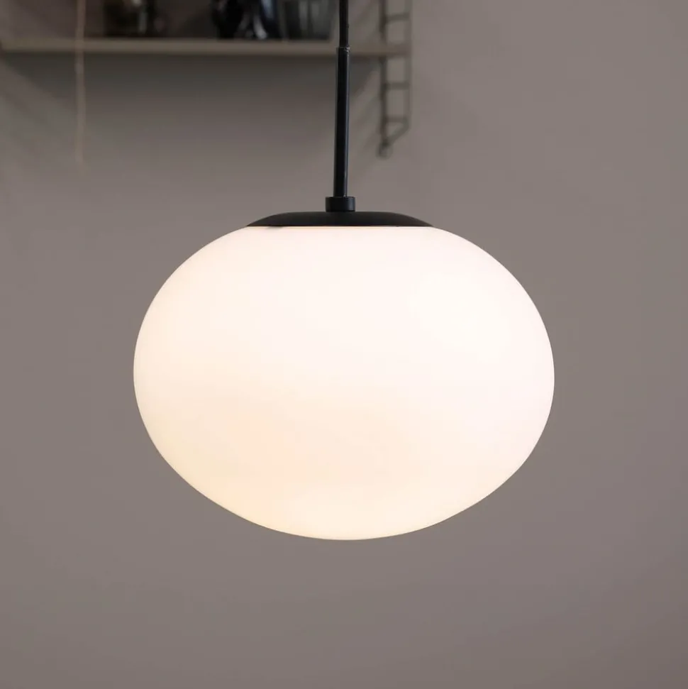 Dyberg Larsen Princess hanglamp, opaal/zwart, Ø 28 cm