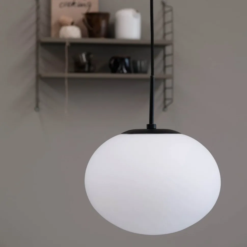 Dyberg Larsen Princess hanglamp, opaal/zwart, Ø 28 cm