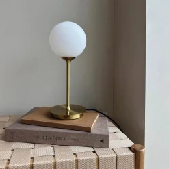 Dyberg Larsen tafellamp Sia, opaal/messingkleurig, hoogte 12 cm