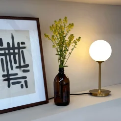 Dyberg Larsen tafellamp Sia, opaal/messingkleurig, hoogte 12 cm