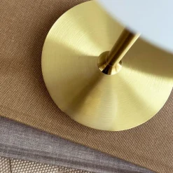 Dyberg Larsen tafellamp Sia, opaal/messingkleurig, hoogte 12 cm