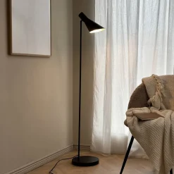 Dyberg Larsen vloerlamp DL12, zwart, hoogte 139 cm, metaal