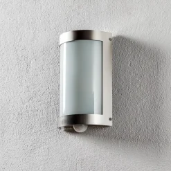 Eenvoudige buitenwandlamp Marco 3, met sensor