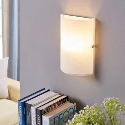 Eenvoudige wandlamp Giulia uit mat glas