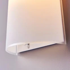 Eenvoudige wandlamp Giulia uit mat glas