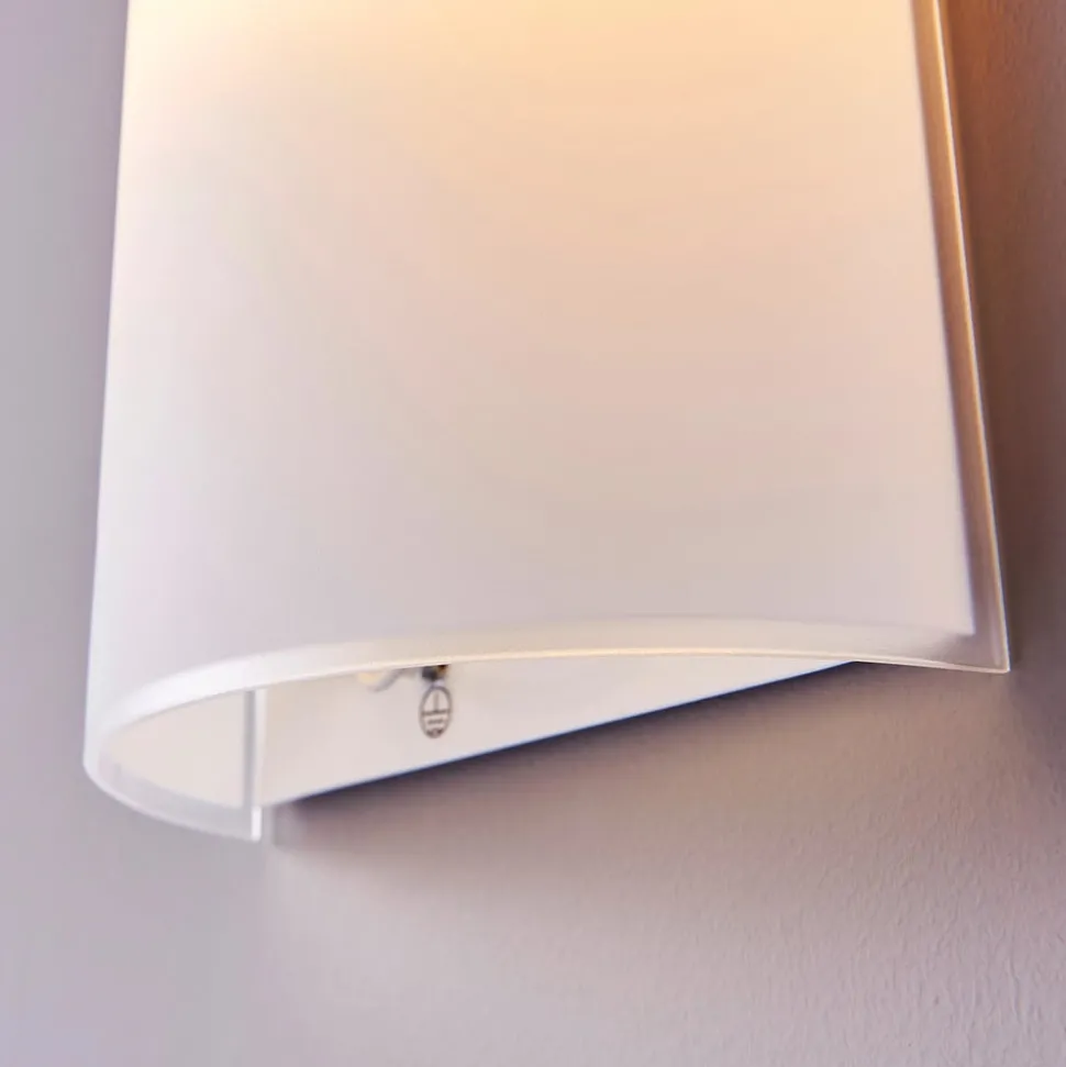 Eenvoudige wandlamp Giulia uit mat glas