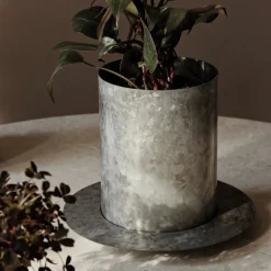 ferm LIVING Auran bloempot, grijs, hoogte 21 cm, ijzer