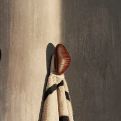 ferm LIVING Hook Cairn, donkerbruin, hout, set van 2