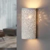 Gatpatroon-wandlamp Jiru uit wit gips