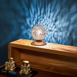 Greta - een tafellamp met bolvormige kap