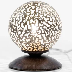 Greta - een tafellamp met bolvormige kap