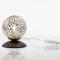 Greta - een tafellamp met bolvormige kap