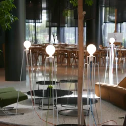 GRUPA Model M2 LED vloerlamp wit, rode kabel