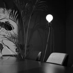 GRUPA Model M1 LED vloerlamp zwart, kabel wit