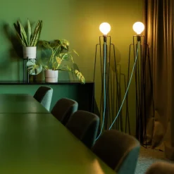 GRUPA Model M1 LED vloerlamp zwart, kabel wit