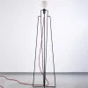 GRUPA Model M1 LED vloerlamp zwart, kabel rood