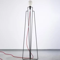 GRUPA Model M1 LED vloerlamp zwart, kabel rood