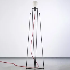 GRUPA Model M1 LED vloerlamp zwart, kabel rood