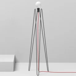 GRUPA Model M2 LED vloerlamp zwart, rode kabel