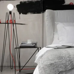 GRUPA Model M2 LED vloerlamp zwart, rode kabel