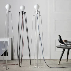 GRUPA Model M2 LED vloerlamp zwart, rode kabel