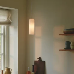 Hanglamp Miella, geribbeld glas, gesatineerd/wit