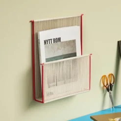Hübsch Tijdschriftenhouder String, wand, crème wit/rood